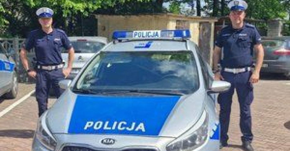 zdjęcie: Uległ nagłemu wypadkowi, policjanci eskortowali go do szpitala / fot. KPP w Pajęcznie
