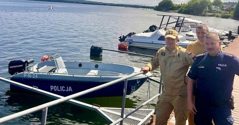zdjęcie: Dzielnicowy ze strażakami na patrolu. Jezioro Żarnowieckie pod czujnym okiem policjantów i innych służb / fot. nadesłane