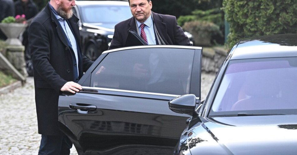 zdjęcie: Sikorski: udaję się do MSZ, by zrealizować zalecenie premiera ws. osób podejrzanych o zamach na kolei / Warszawa, 18.11.2025. Wicepremier, szef MSZ Radosław Sikorski (P) po nadzwyczajnym posiedzeniu rządowego Komitetu do spraw Bezpieczeństwa Narodowego z udziałem dowódców wojskowych, szefów służb i przedstawiciela prezydenta, 18 bm. przy ul. Klonowej w Warszawie. Posiedzenie komitetu dotyczyło dwóch incydentów na trasie kolejowej Warszawa–Lublin. Służby przypuszczają, że stało się to na zlecenie obcych służb. (amb) PAP/Radek Pietruszka