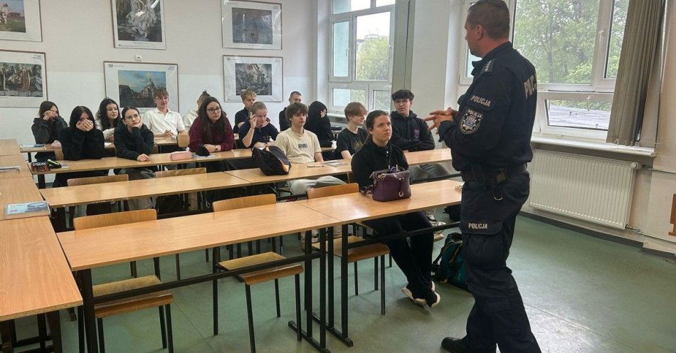 zdjęcie: Słowa mają moc! - policjanci uczą młodzież jak przeciwdziałać hejtowi i budować tolerancję / fot. KMP w Koszalinie
