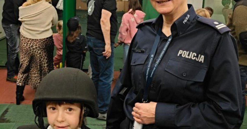 zdjęcie: Dzieci na strzelnicy w Krzykach: świąteczne spotkanie z policją / fot. KMP w Wrocławiu