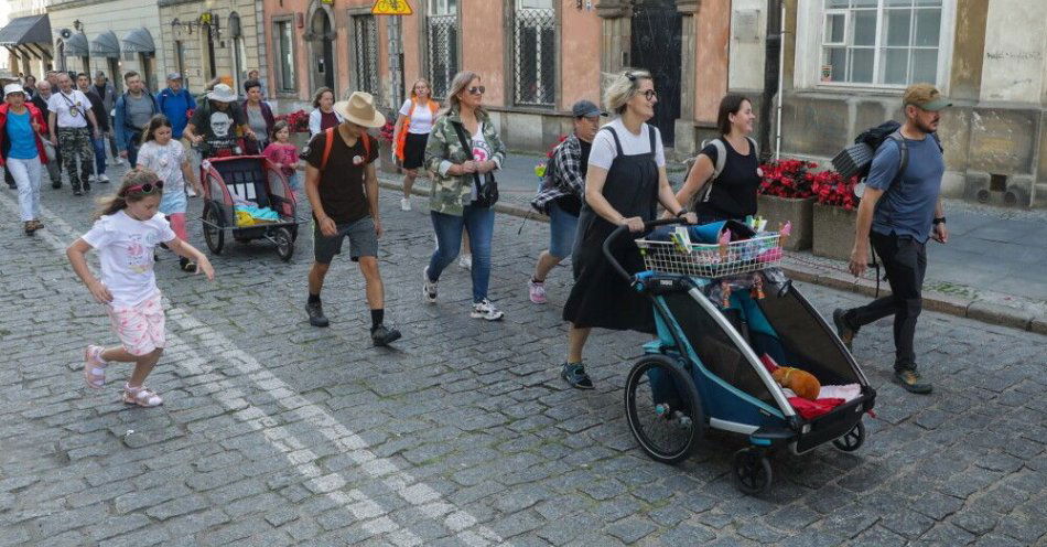 zdjęcie: 41 tys. kroków dziennie na Jasną Górę. W Polsce trwa szczyt sezonu pielgrzymkowego / fot. PAP