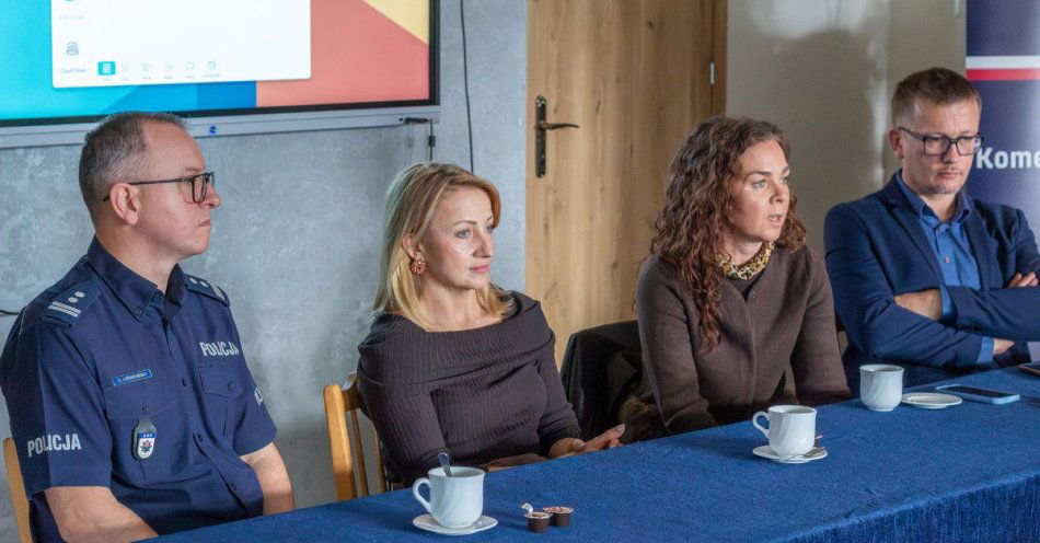 zdjęcie: Młodzież w Ratajach rozmawiała o przemocy i cyberbezpieczeństwie / fot. KPP Chodzież