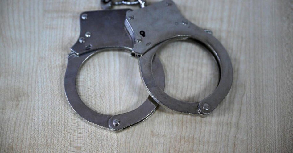 zdjęcie: Kolejne areszty w związku z przemytem papierosów balonami z Białorusi do Polski / Przemyśl, 21.08.2024. Zdjęcie ilustracyjne. Kajdanki w Przemyślu, 21 bm. PAP/Darek Delmanowicz