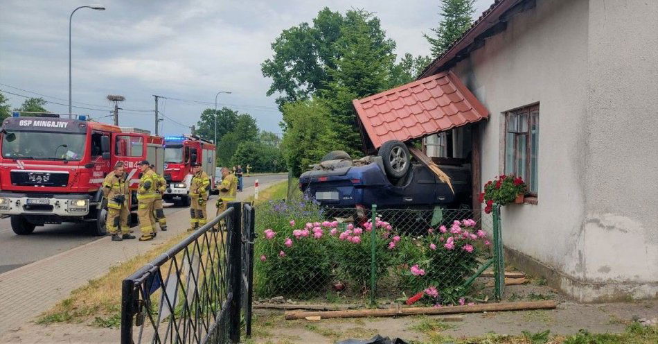 zdjęcie: Stracił panowanie nad pojazdem, dachował i uderzył w dom / fot. KPP w Lidzbarku Warmińskim