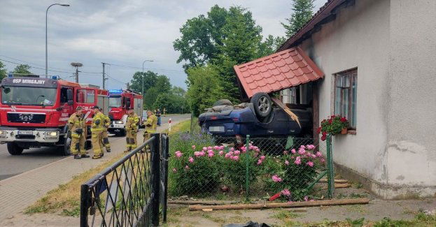 Stracił panowanie nad pojazdem, dachował i uderzył w dom