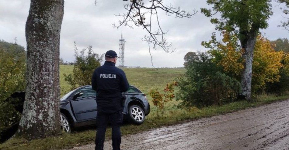 zdjęcie: Droga była zanieczyszczona błotem. Dwa auta wpadły w poślizg i uderzyły w drzewo / fot. KPP w Lęborku