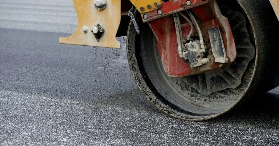zdjęcie: Gliwice: straty spowodowane przez rolnika, który zaorał nowy asfalt oszacowano na ok. 400 tys. zł / Jaźwiny, 15.06.2014. Pracownicy firmy Budimex kładą tzw. ścieralną warstwę asfaltu na lotniskowym odcinku autostrady A4 z Tarnowa do Dębicy w Jaźwinach, 15 bm. Na tym odcinku autostrady nie będą montowane na stałe żadne elementy infrastruktury. Pasy drogowe, o łącznej szerokości 36 metrów, na co dzień przedzielone zostaną betonowymi, rozsuwanymi barierami. Na początku i końcu odcinka powstaną tzw. MPS-y, czyli miejsca postoju samolotów. (dd/awol) PAP/Darek Delmanowicz