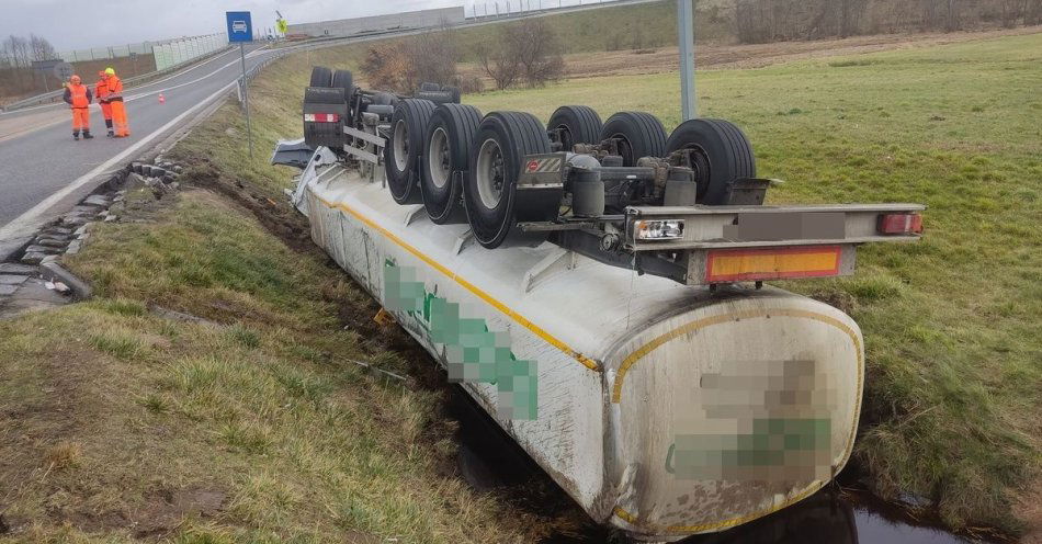 zdjęcie: Cysterna w rowie. Utrudnienia w ruchu / fot. KPP w Wyszkowie