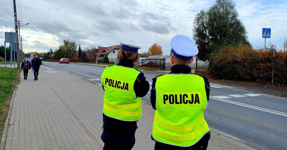zdjęcie: Policjanci czuwają nad bezpieczeństwem osób wybierających się na groby swoich bliskich / fot. KPP w Tucholi