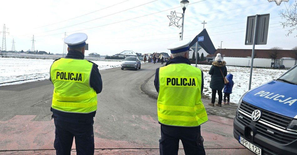 zdjęcie: Mundurowi zadbali o bezpieczeństwo Orszaków Trzech Króli / fot. KPP w Bieruniu