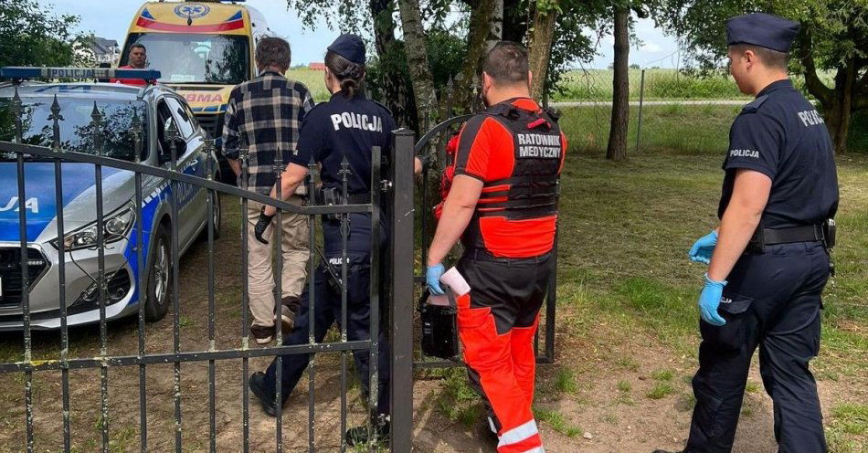 zdjęcie: Sławieński dzielnicowy ze słuchaczami Szkoły Policji w Słupsku udzielili pomocy 53 - latkowi / fot. KPP w Sławnie