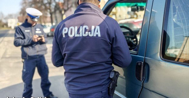 Telefon w dłoni na drodze grozi mandatem i wypadkiem