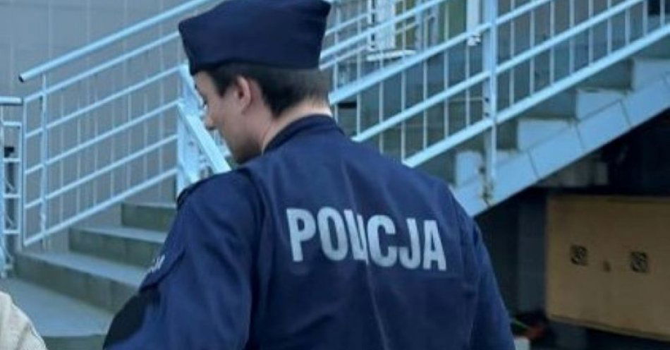 zdjęcie: Dzielnicowi zatrzymali 30-letnią kobietę, która przywłaszczyła torebkę z zawartością / fot. KMP w Gdyni
