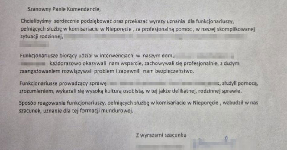 zdjęcie: Rodzina z Nieporętu dziękuje policjantom z Legionowa / fot. KPP w Legionowie List od mieszkańców Gminy Nieporęt