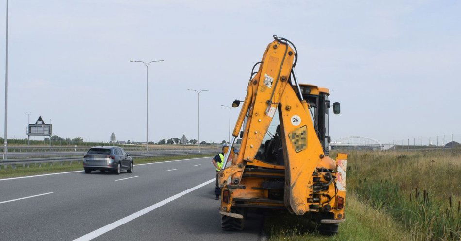 zdjęcie: Pojazdem wolnobieżnym jechał po autostradzie A-1 / fot. KMP we Włocławku