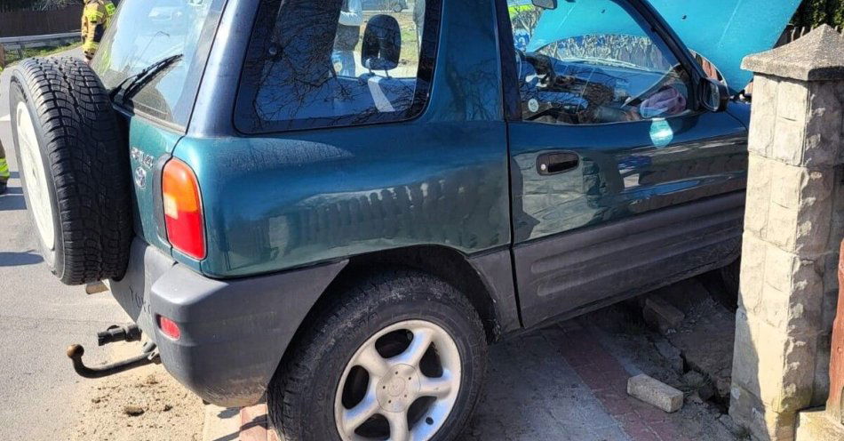 zdjęcie: Pijany kierowca Toyoty uderzył w ogrodzenie w Wielkich Oczach / fot. KPP w Lubaczowie Fot. KPP Lubaczów