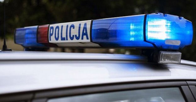 Nietrzeźwy kierowca uderzył w ogrodzenie posesji