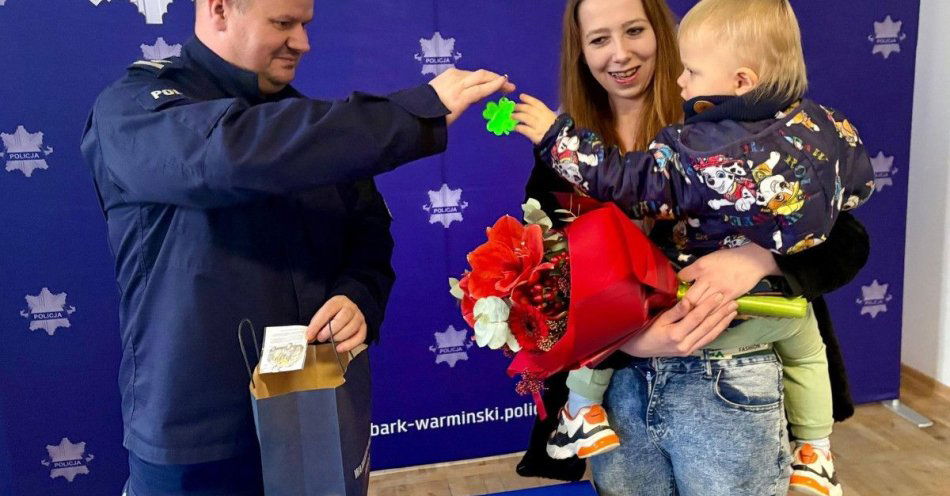 zdjęcie: Portfel oddany przez mamę z dzieckiem wrócił do właścicielki / fot. KPP w Lidzbarku Warmińskim