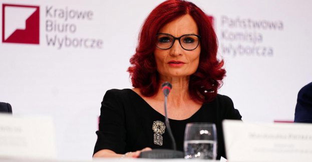 Dopóki wyborca nie odejdzie od stołu obwodowej komisji, ma prawo odmówić przyjęcia karty do głosowania