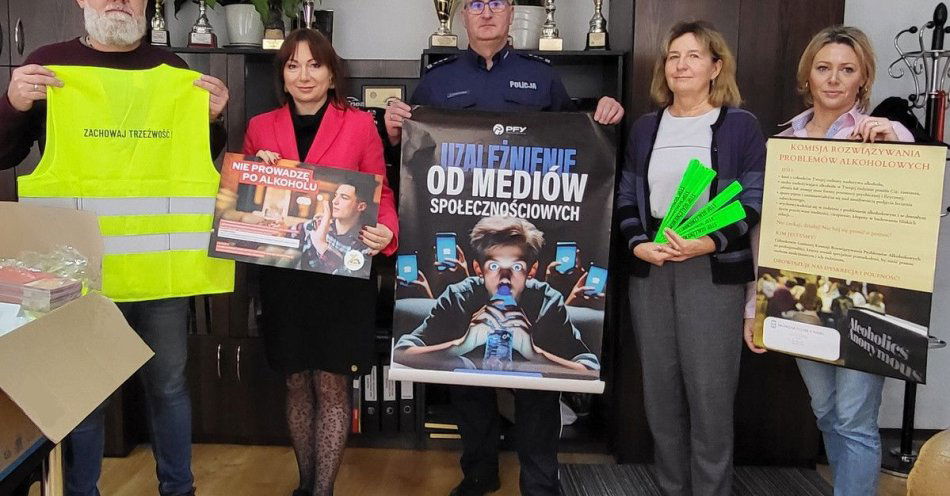 zdjęcie: Odblaski i edukacja w Żninie poprawią bezpieczeństwo / fot. KPP w Żninie Prezentacja materiałów profilaktycznych