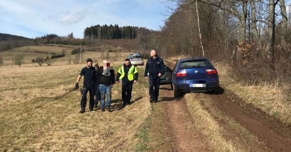 zdjęcie: Nie zatrzymał się do kontroli, potrącił policjanta, pasażer wyrzucał na jezdnię kolce do przebijania opon – a to nie wszystko co mieli na sumieniu... / fot. KPP w Kamiennej Górze