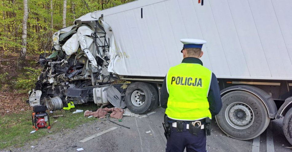 zdjęcie: Policjanci wyjaśniają przyczyny śmiertelnego wypadku drogowego / fot. KPP w Bytowie