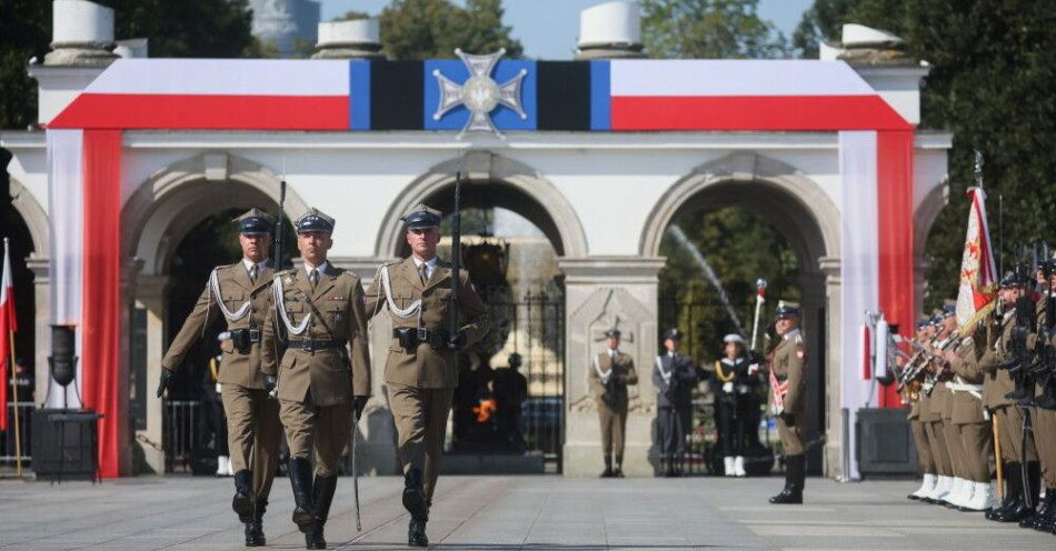 zdjęcie: Uroczysta odprawa wart przed Grobem Nieznanego Żołnierza / fot. PAP
