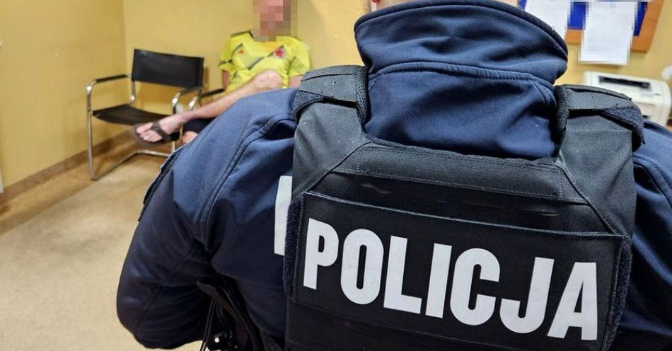 zdjęcie: Ubiorem zwrócił na siebie uwagę. 48-latek razem z partnerką odpowiedzą za posiadanie blisko stu porcji narkotyków / fot. KMP w Sopocie