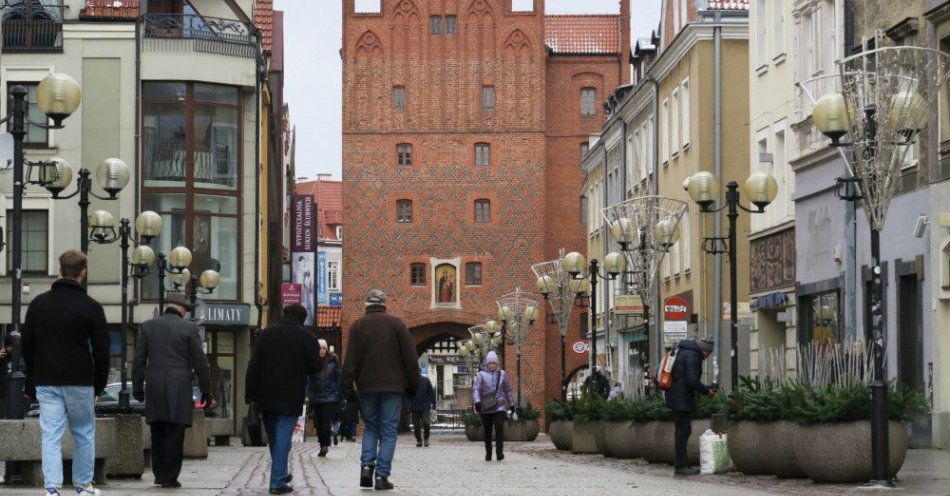 zdjęcie: Olsztyn chce polepszyć estetykę budynków w otoczeniu Starego Miasta / Olsztyn, 07.12.2022. Zbudowana w XIV w. gotycka Wysoka Brama (czyli historyczna Brama Górna) w Olsztynie, 7 bm. Obiekt ten został przejęty przez samorząd miasta od Polskiego Towarzystwa Turystyczno-Krajoznawczego.  (aldg) PAP/Tomasz Waszczuk
***Zdjęcie do depeszy PAP pt. Prezydent Olsztyna: miasto przejęło od PTTK gotycką Wysoką Bramę i hostel ***