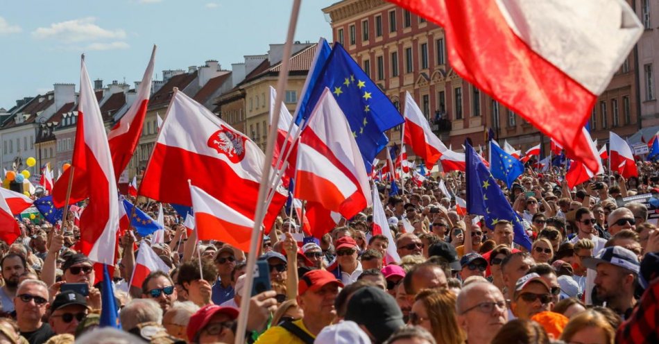 zdjęcie: Podczas zgromadzenia w Warszawie było bardzo bezpiecznie; zdarzyły się zasłabnięcia / fot. PAP