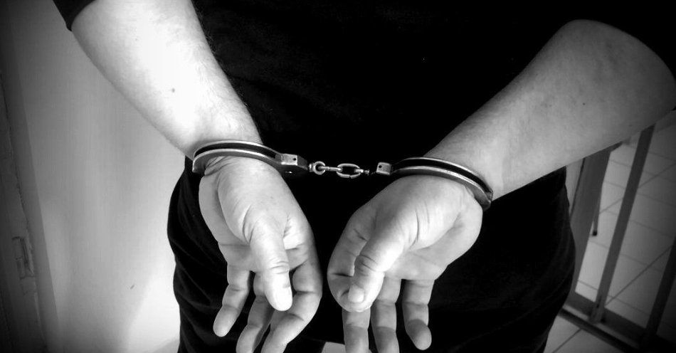 zdjęcie: Poszukiwany ukrył się w kartonach. Partnerka zaatakowała policjantów / fot. KPP Bielsk Podlaski