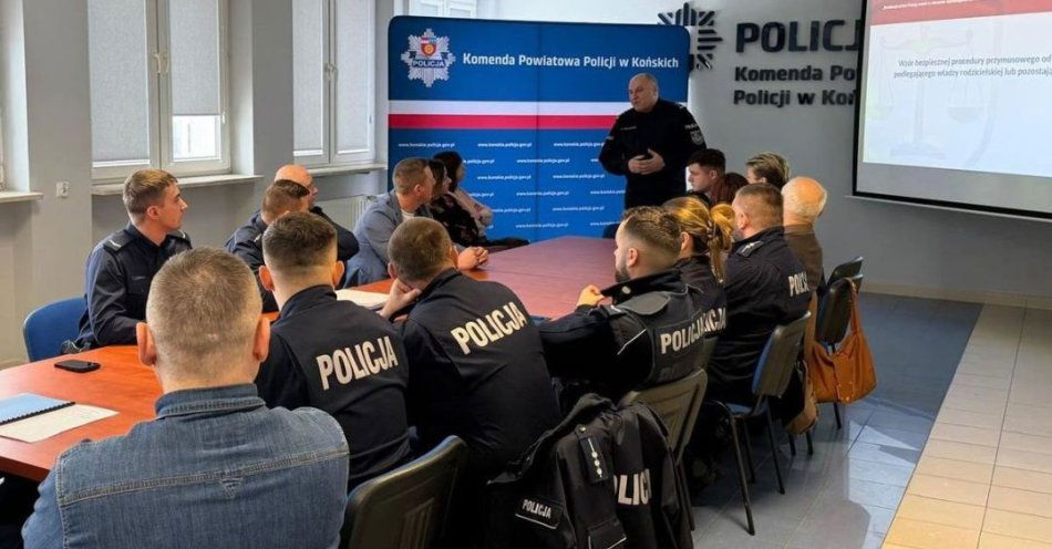 zdjęcie: Policjanci i kuratorzy z Końskich usprawniają procedury odbioru dzieci / fot. KPP Końskie Spotkanie policjantów z kuratorami sądowymi