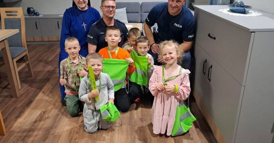 zdjęcie: Dzielnicowi uczą bezpieczeństwa w domu dziecka / fot. KMP w Nowym Targu