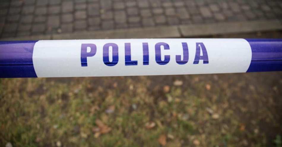 zdjęcie: Ludzka ręka odnaleziona przy wiacie śmietnikowej w Słupsku / Warszawa, 14.12.2023. Taśma policyjna, 14 bm. (az/ibor) PAP/Albert Zawada