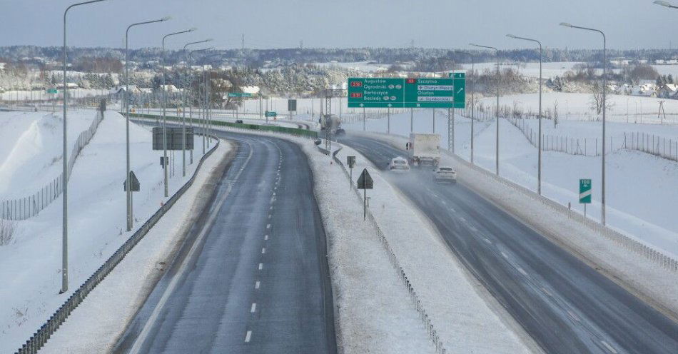 zdjęcie: Sytuacja hydrologiczna i pogodowa stabilizuje się / Okolice Olsztyna, 31.12.2025. Droga S16 w okolicy Olsztyna, 31 bm. W województwie warmińsko-mazurskim wciąż utrzymują się intensywne opady śniegu. Warunki na drogach są ekstrealnie trudne. (ad) PAP/Tomasz Waszczuk