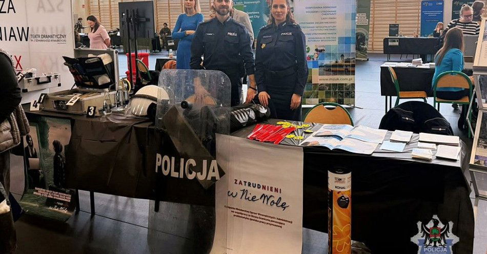 zdjęcie: Policja promuje służbę na targach pracy w Wałbrzychu / fot. KMP w Wałbrzychu