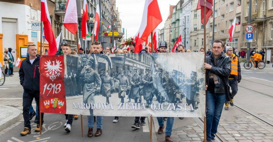 zdjęcie: Około 700 osób przeszło w pierwszym Marszu Niepodległości / fot. PAP