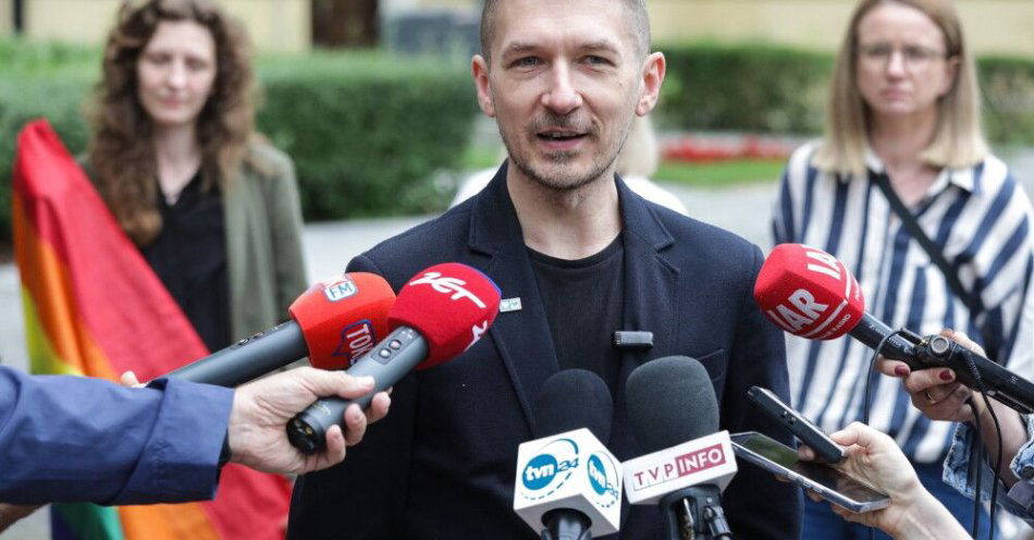 zdjęcie: Aktywista o projekcie dot. statusu osoby najbliższej: osoby LGBT zostały schowane do szafy / Warszawa, 24.06.2024. Członek zarządu Stowarzyszenia Miłość Nie Wyklucza Hubert Sobecki podczas konferencji prasowej Kampanii Przeciw Homofobii ws. rządowego projektu o związkach partnerskich, 24 bm. przed gmachem Kancelarii Prezesa Rady Ministrów w Warszawie. (mr) PAP/Tomasz Gzell