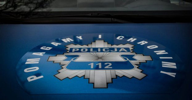Policjanci uratowali mężczyznę przed wychłodzeniem