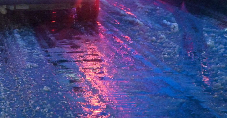 zdjęcie: Kujawsko-pomorskie: gołoledź na drogach, zablokowana A1 koło Włocławka w kierunku Łodzi / Szczecin, 03.02.2023. Trudne warunki drogowe w Szczecinie, 3 bm. Generalna Dyrekcja Dróg Krajowych i Autostrad ostrzega przed opadami śniegu i śniegu z deszczem oraz deszczu, a także przed błotem pośniegowym, które mogą utrudniać jazdę w znacznej części kraju. (mr) PAP/Marcin Bielecki