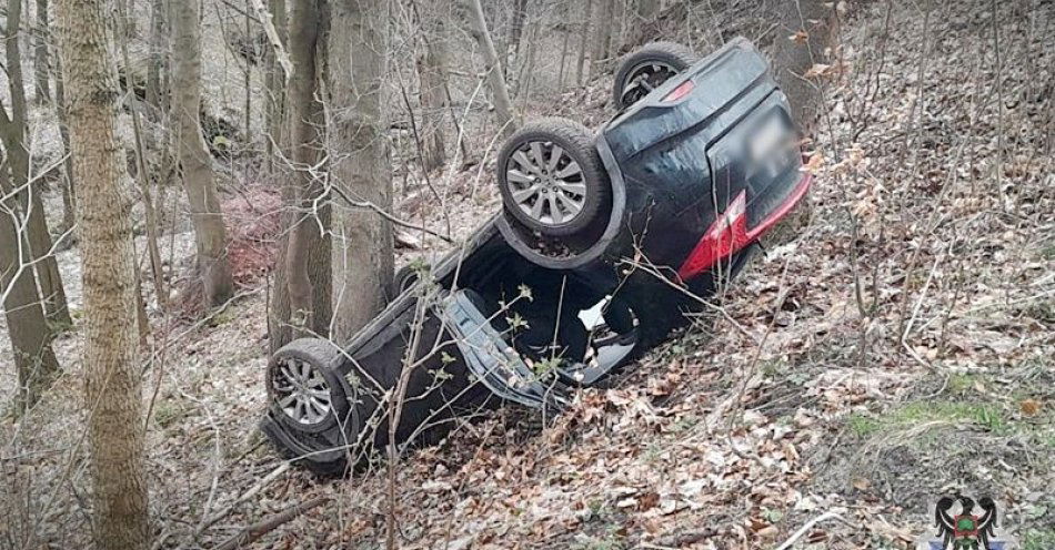 zdjęcie: Stosujmy prędkość do panujących warunków na drodze i nie przekraczajmy tej dozwolonej przepisami. Sobotnie dachowanie w Rybnicy Leśnej / fot. KMP w Wałbrzychu