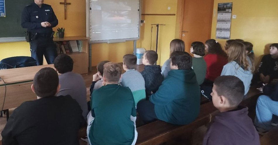 zdjęcie: W Bożejewicach lekcja o bezpieczeństwie i przeciwdziałaniu przemocy / fot. KPP w Żninie