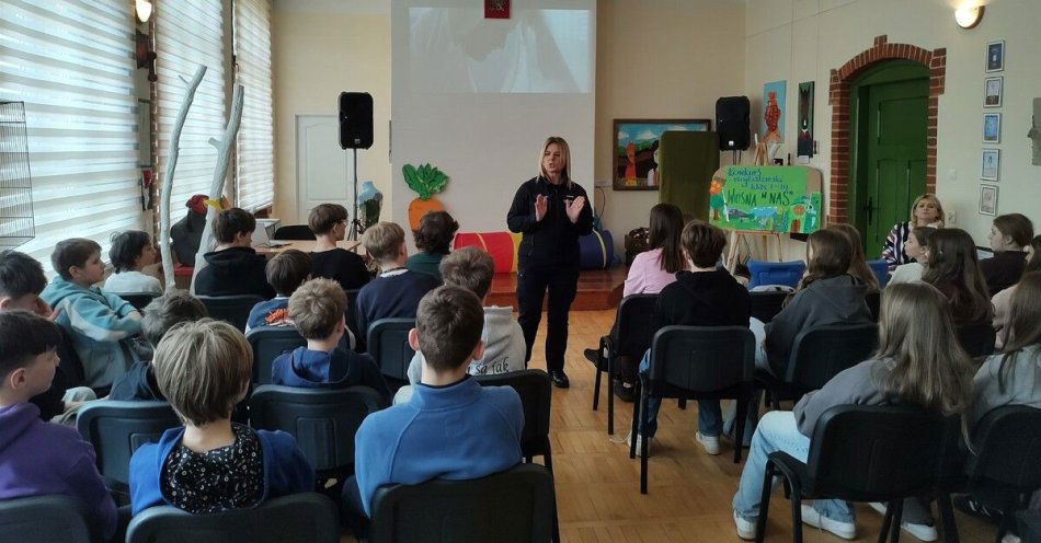 zdjęcie: Policjanci uczą w SP nr 2 szacunku i przeciw rasizmowi / fot. KPP w Wałczu 1