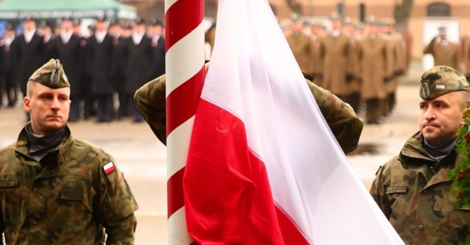 zdjęcie: Uroczysty apel w 1 Brygadzie Lotnictwa w Inowrocławiu / fot. KPP Inowrocław