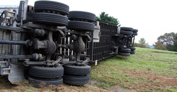 Cysterna z gazem w rowie, jedna osoba nie żyje