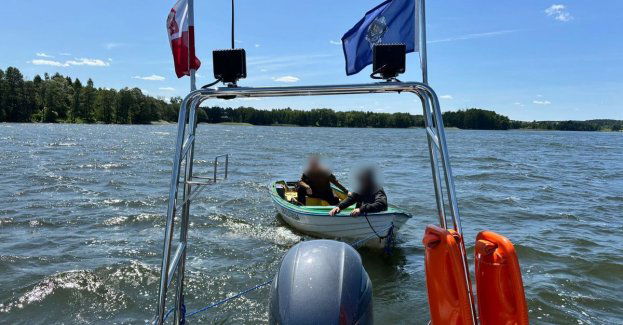 Dryfowali po jeziorze bez wioseł. Pomogli im policjanci z Olsztyna