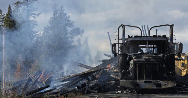 Płonąca ciężarówka na drodze