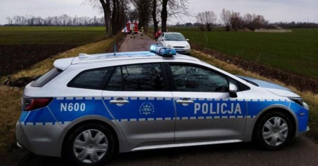 Policjanci pracowali na miejscu zdarzenia w miejscowości Laski.