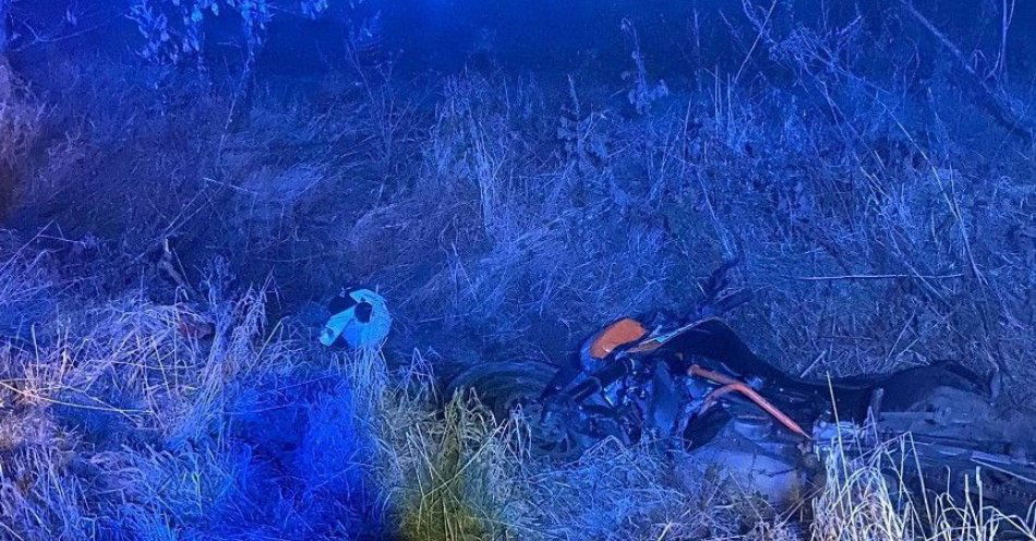 zdjęcie: Policjanci uratowali osiemnastolatka w rowie w gęstej mgle / fot. KPP Śrem